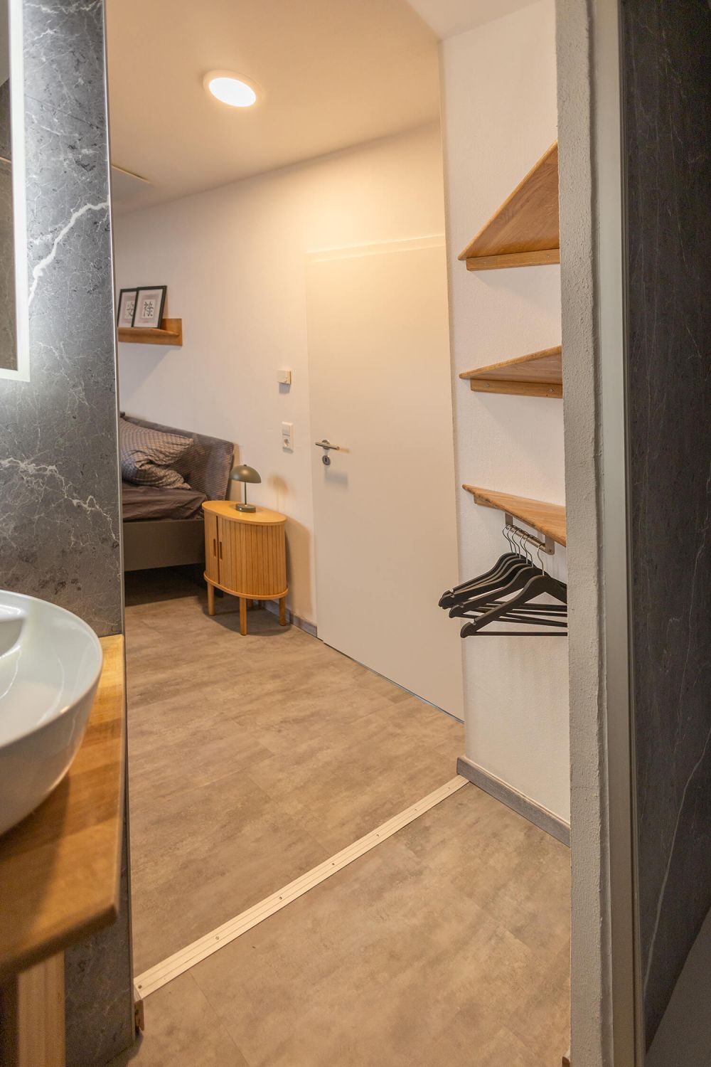 Sicht auf das Doppelzimmer aus dem Badezimmer