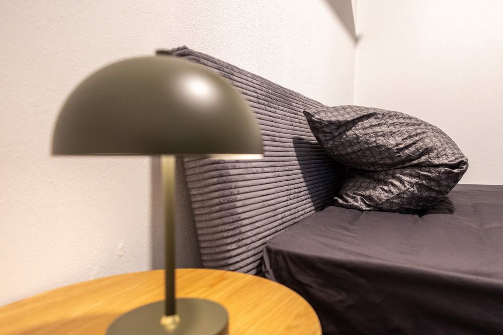 Lampe und Einzelbett